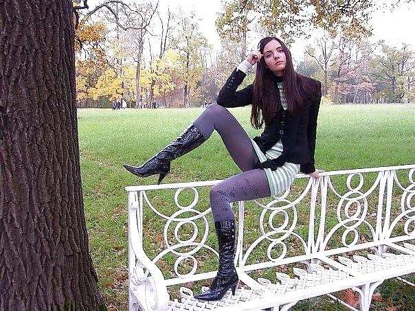 25P Nylon - upskirt - leg 11