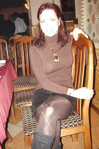 25P Nylon - upskirt - leg 2