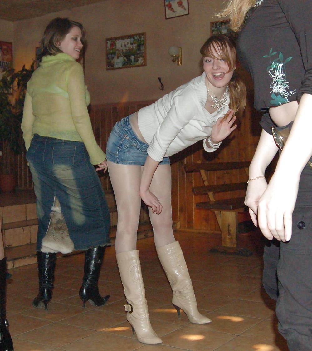 25P Nylon - upskirt - leg 2