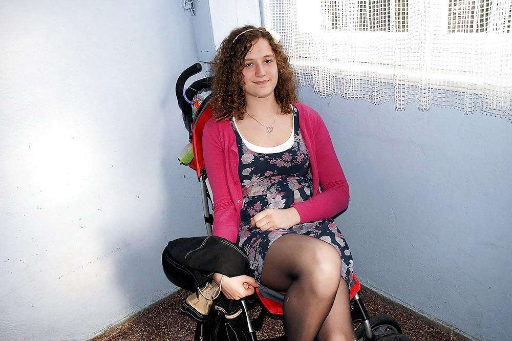 25P Nylon - upskirt - leg 2