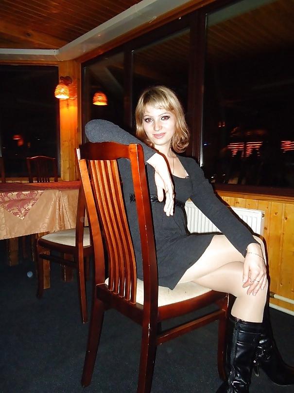 25P Nylon - upskirt - leg 2