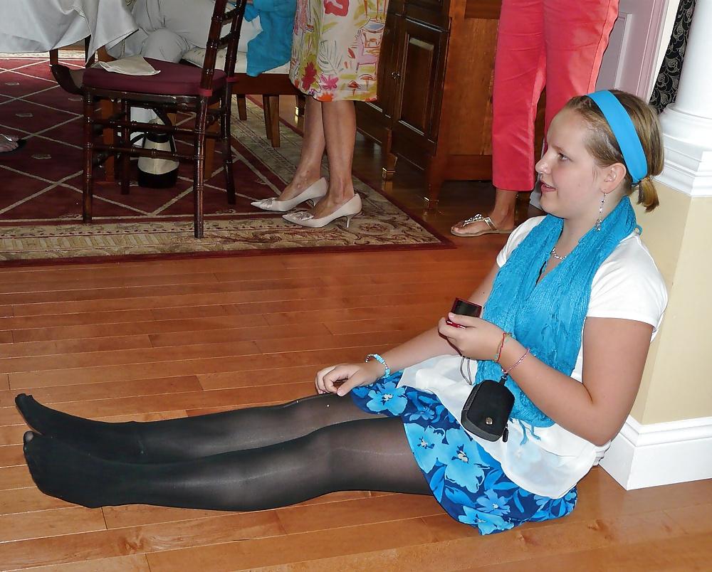 25P Nylon - upskirt - leg 2