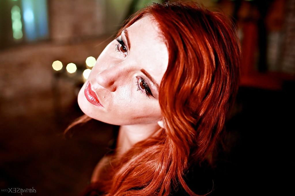 16P Curvaceous redhead babe Yuffie Yulan has no lingerie under her latex dress