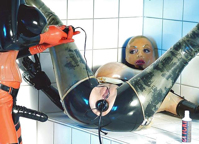 25P Women in Latex and some whit strap-on