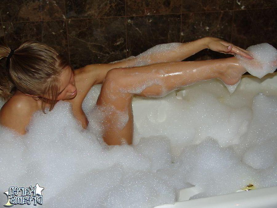 20P Pictures of Karen Dreams getting wet in the tub