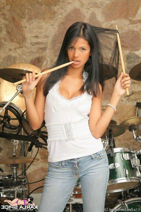 12P Pictures of teen Karla Spice making some noise