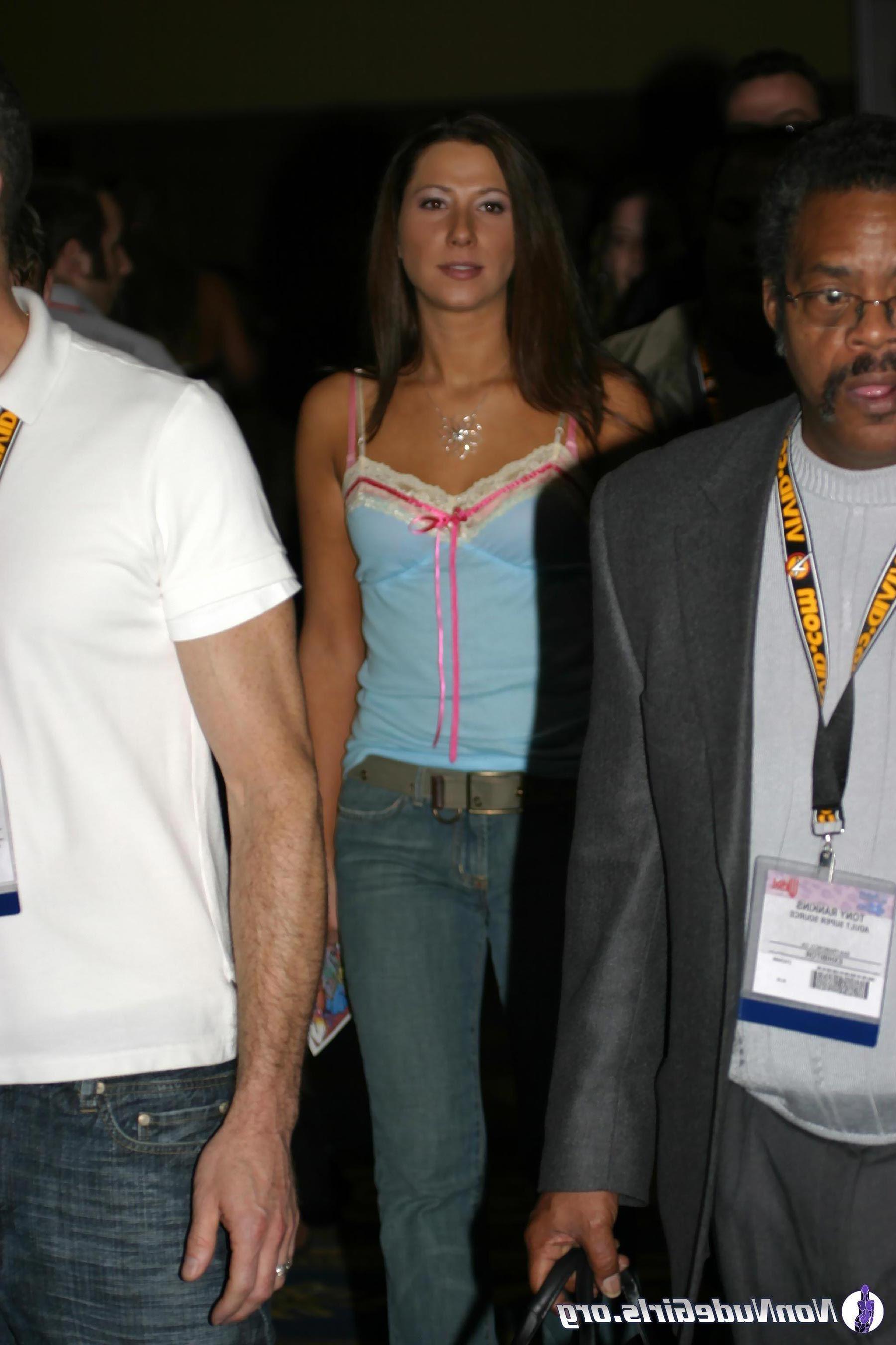 20P Pictures of hot club girls doing their thing