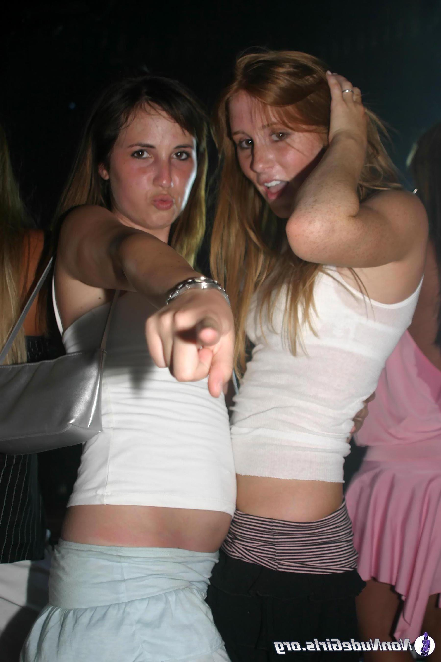 20P Pictures of hot club girls doing their thing