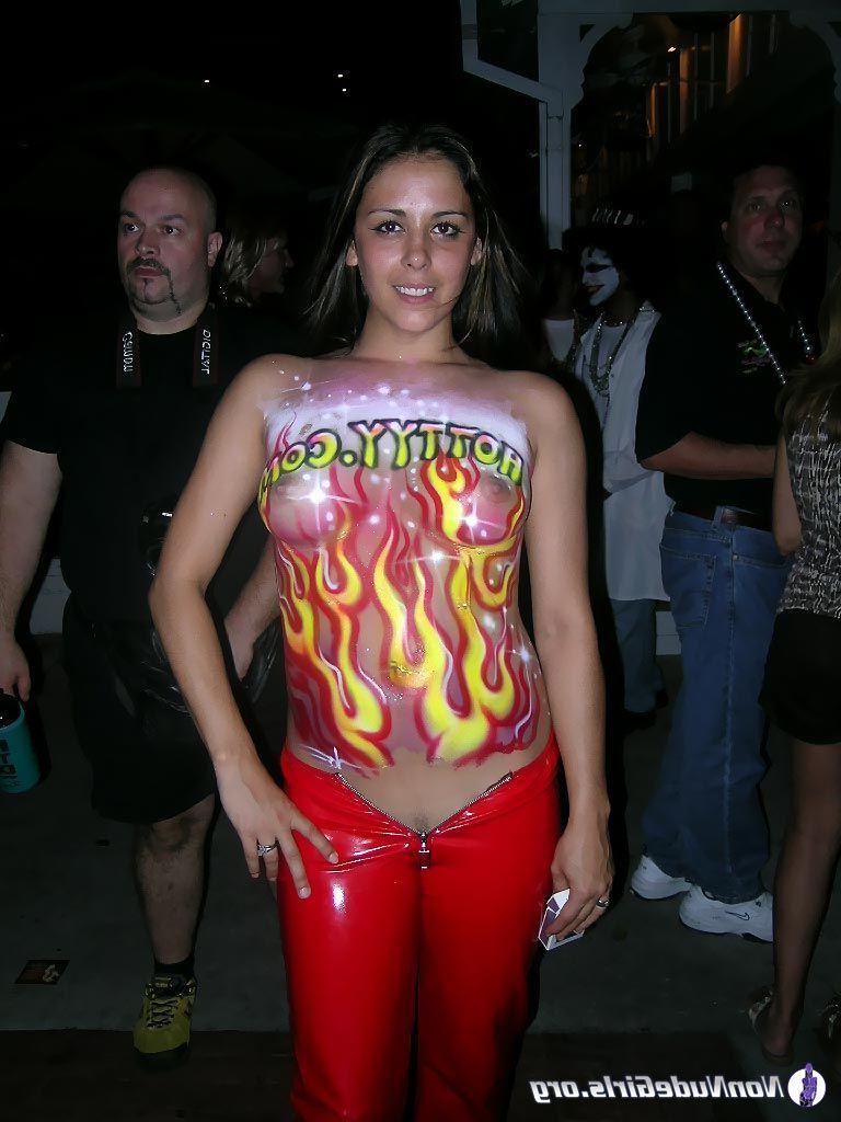 20P Pictures of hot club girls doing their thing