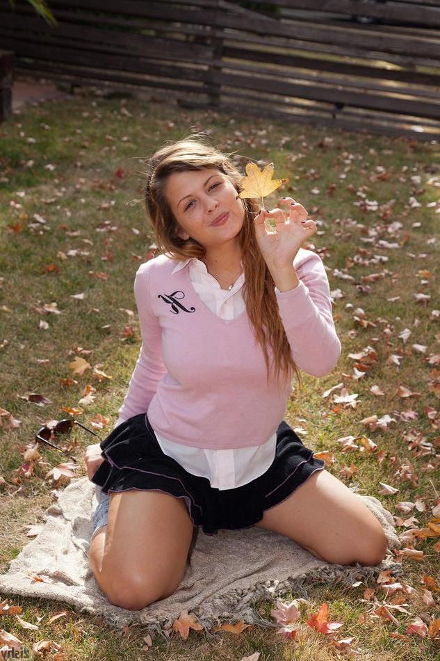 8P Hot coed Keisha Grey invites you on a private picnic