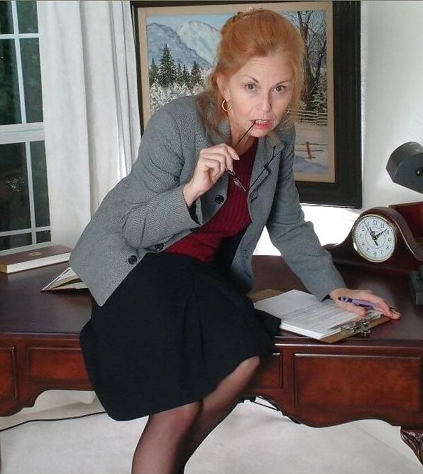 16P Mature hairy redhead in pantyhose