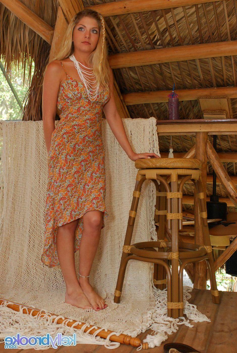 20P Pictures of teen Kelly Brooke playing with her pussy on vacation