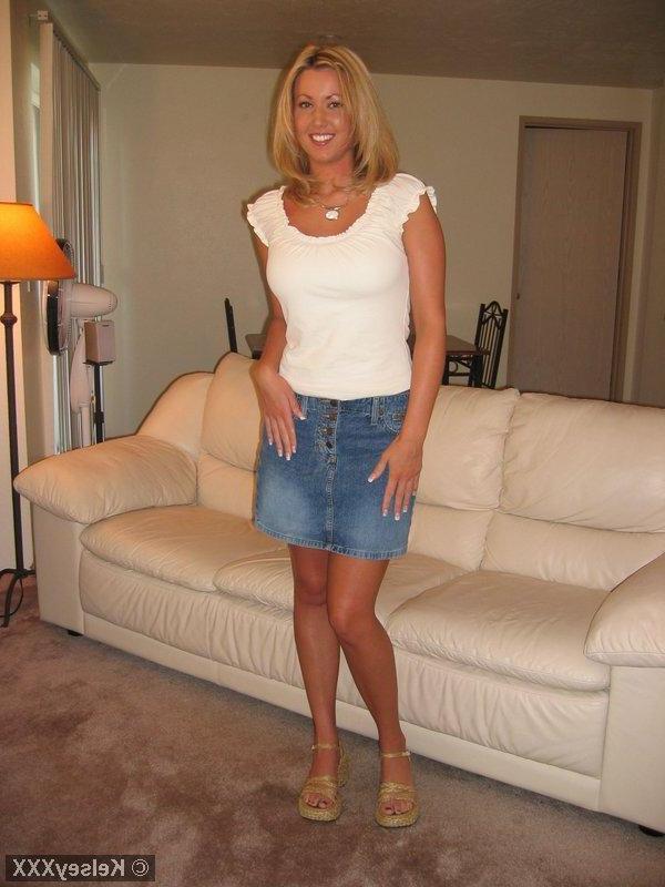 20P Pictures of teen hottie Kelsey XXX waiting for you on the couch