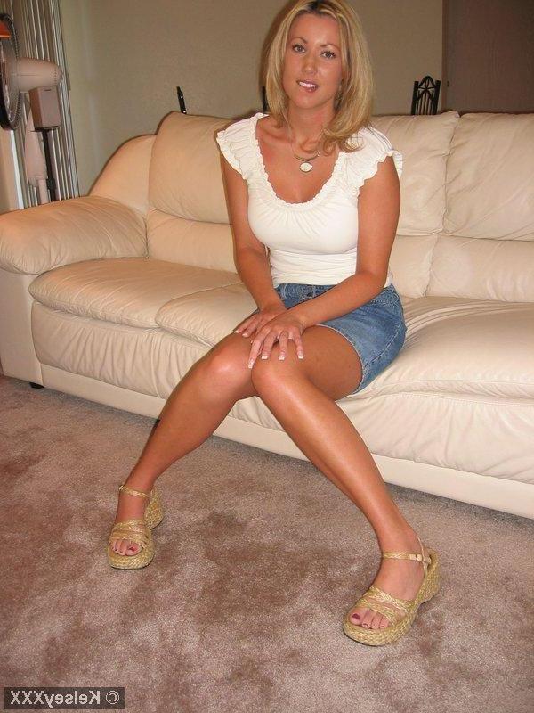 20P Pictures of teen hottie Kelsey XXX waiting for you on the couch