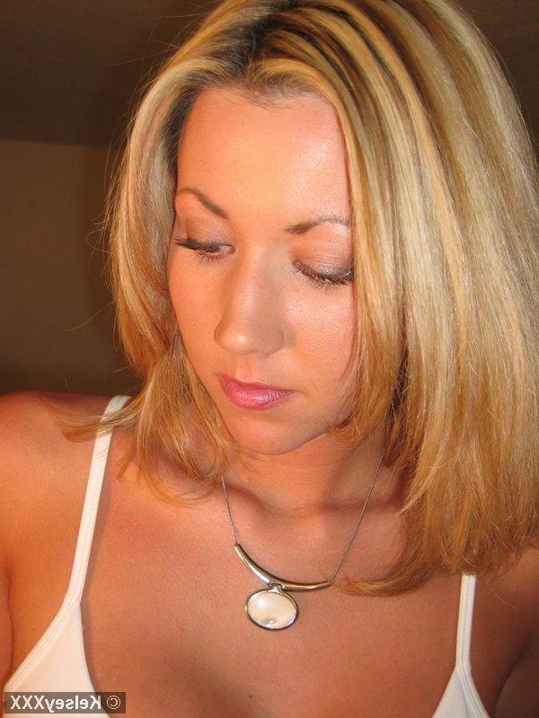20P Pictures of teen hottie Kelsey XXX waiting for you on the couch
