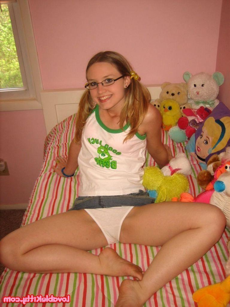 15P Pictures of teen chick Lovable Kitty fucking herself with a huge dildo