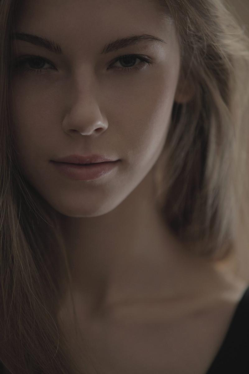 16P Pictures of gorgeous teen girl Angelica spreading her legs and making herself cum