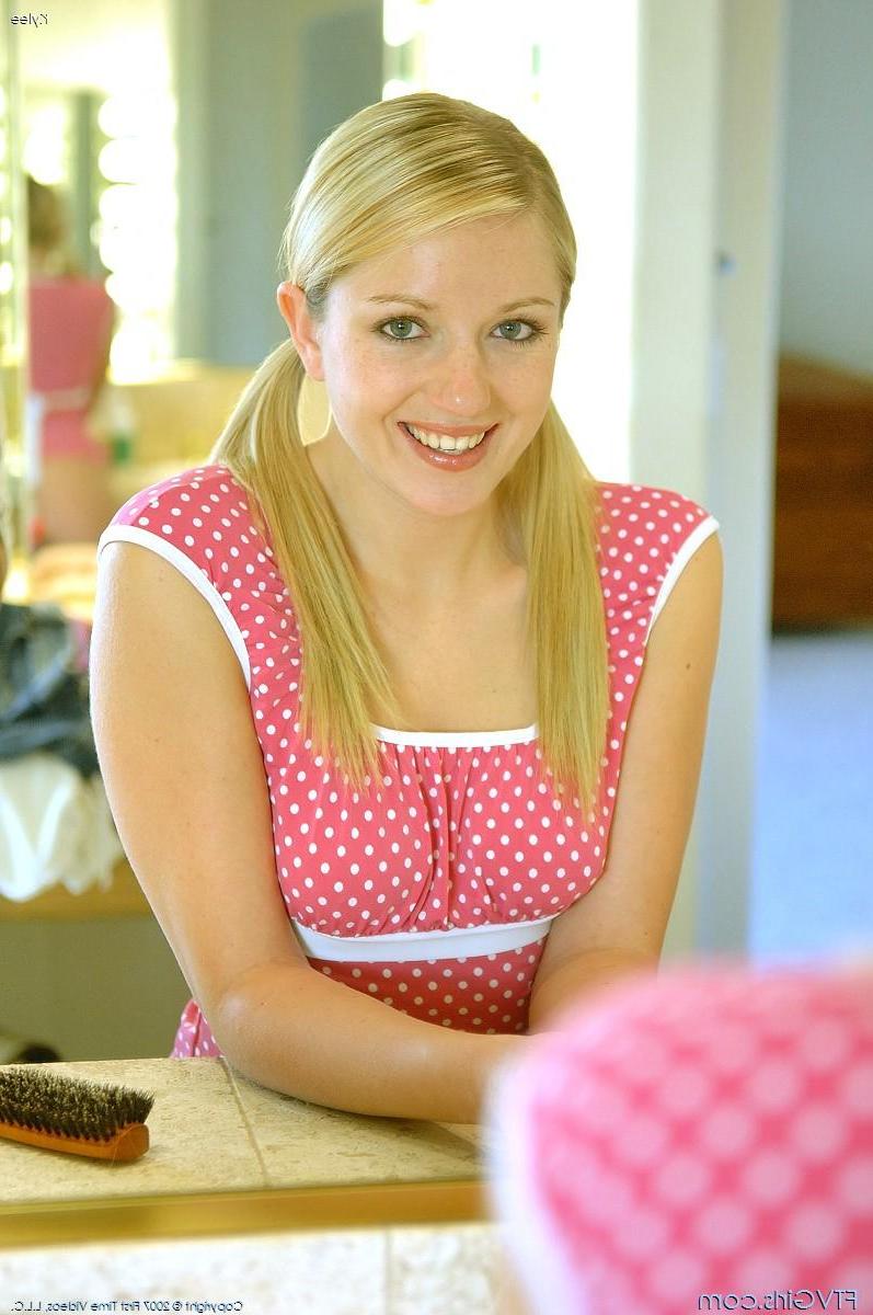 20P Pictures of a blond teen giving herself an orgasm