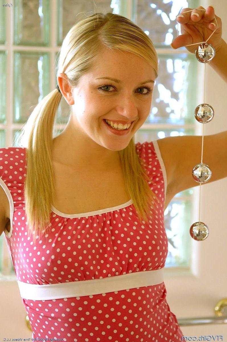 20P Pictures of a blond teen giving herself an orgasm