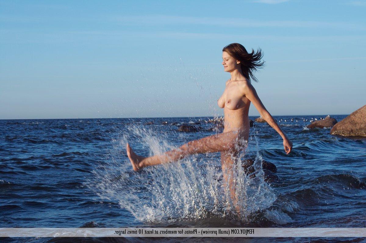 16P Pictures of hot girl Lea getting all wet for you