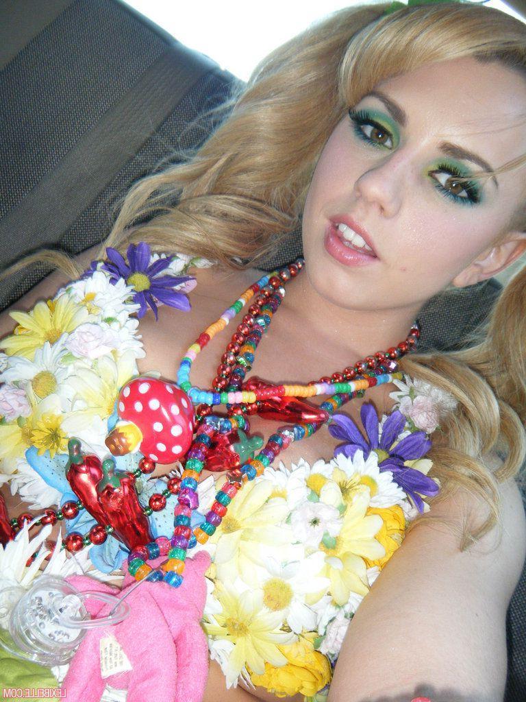 15P Pictures of Lexi Belle going wild at a club
