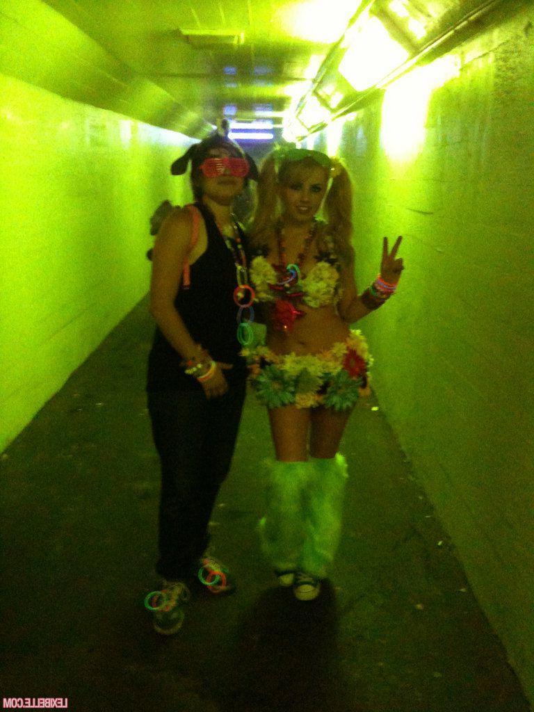 15P Pictures of Lexi Belle going wild at a club