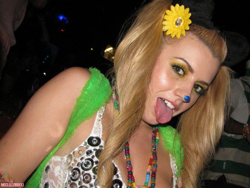 15P Pictures of Lexi Belle going wild at a club