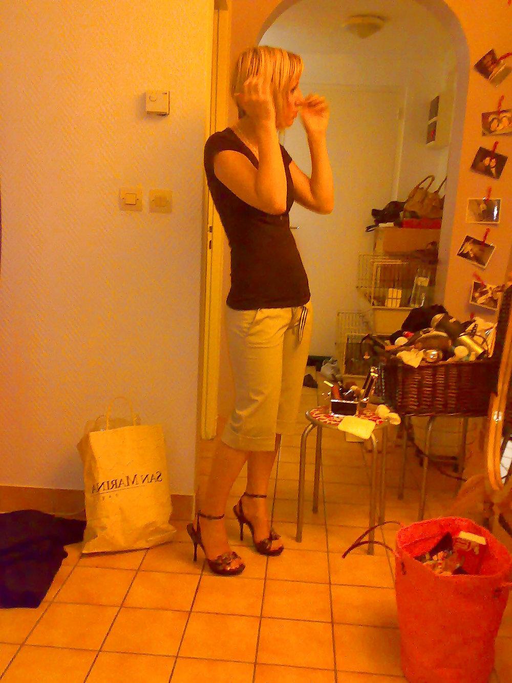 25P Babe in heels and stockings! great legs ..!