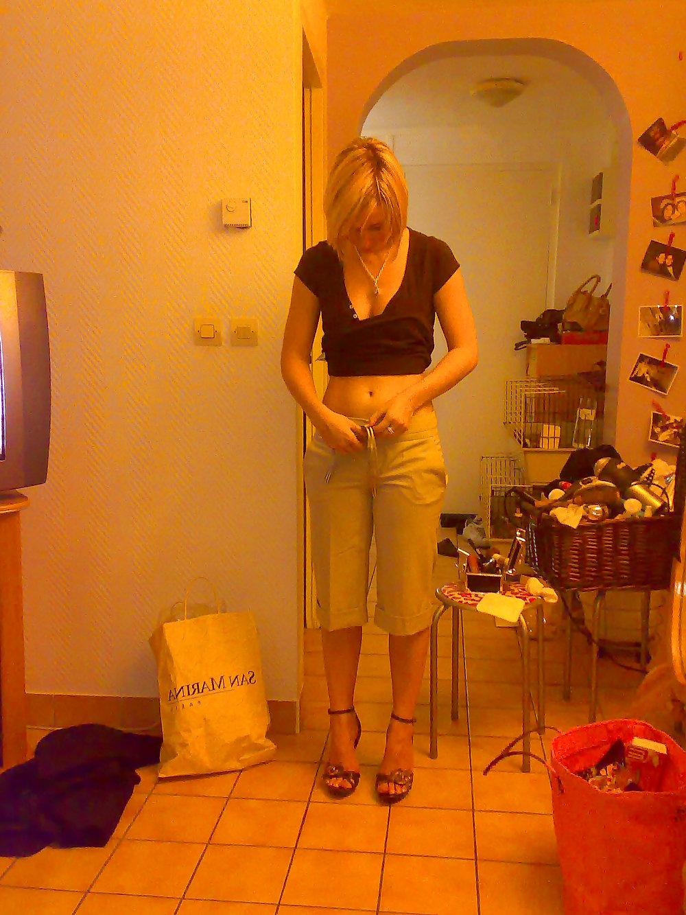 25P Babe in heels and stockings! great legs ..!