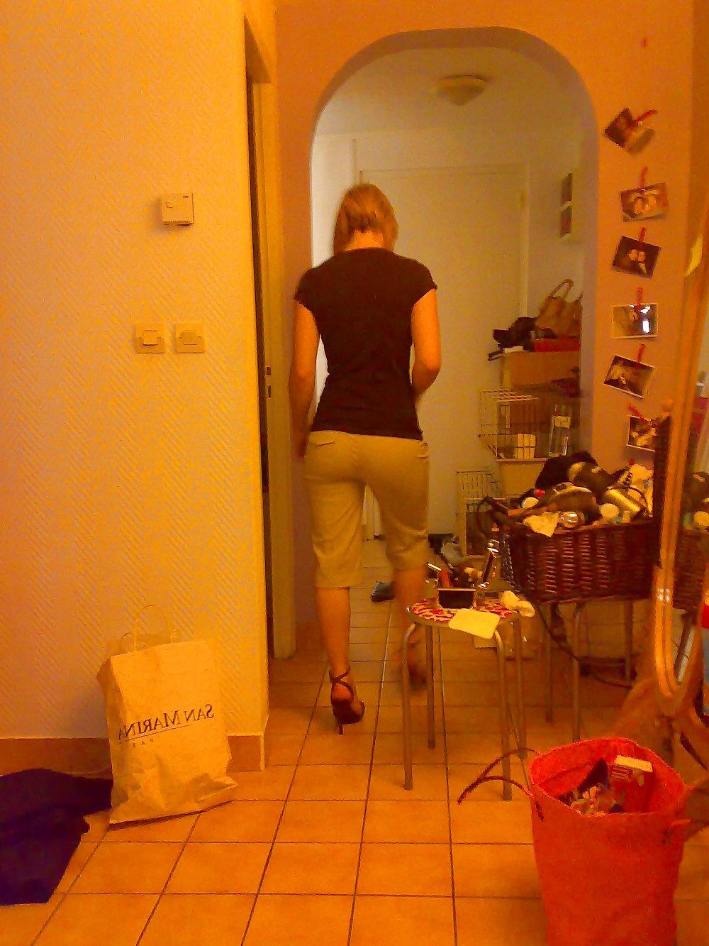 25P Babe in heels and stockings! great legs ..!