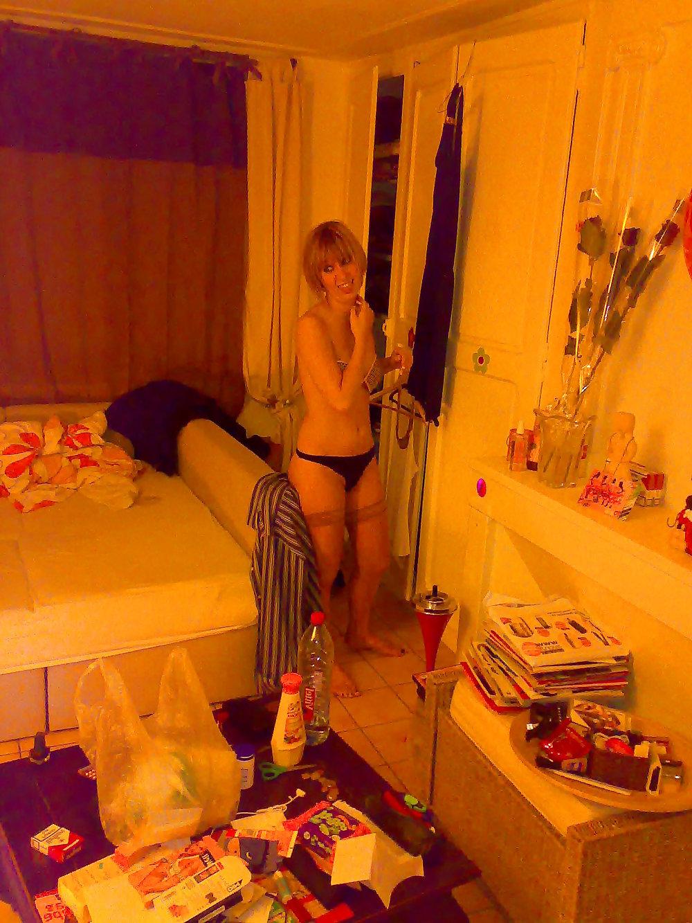 25P Babe in heels and stockings! great legs ..!