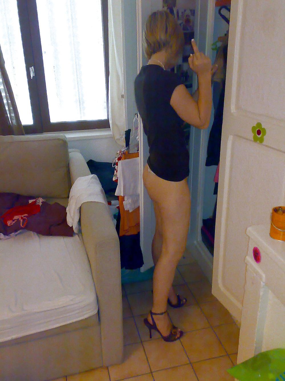 25P Babe in heels and stockings! great legs ..!