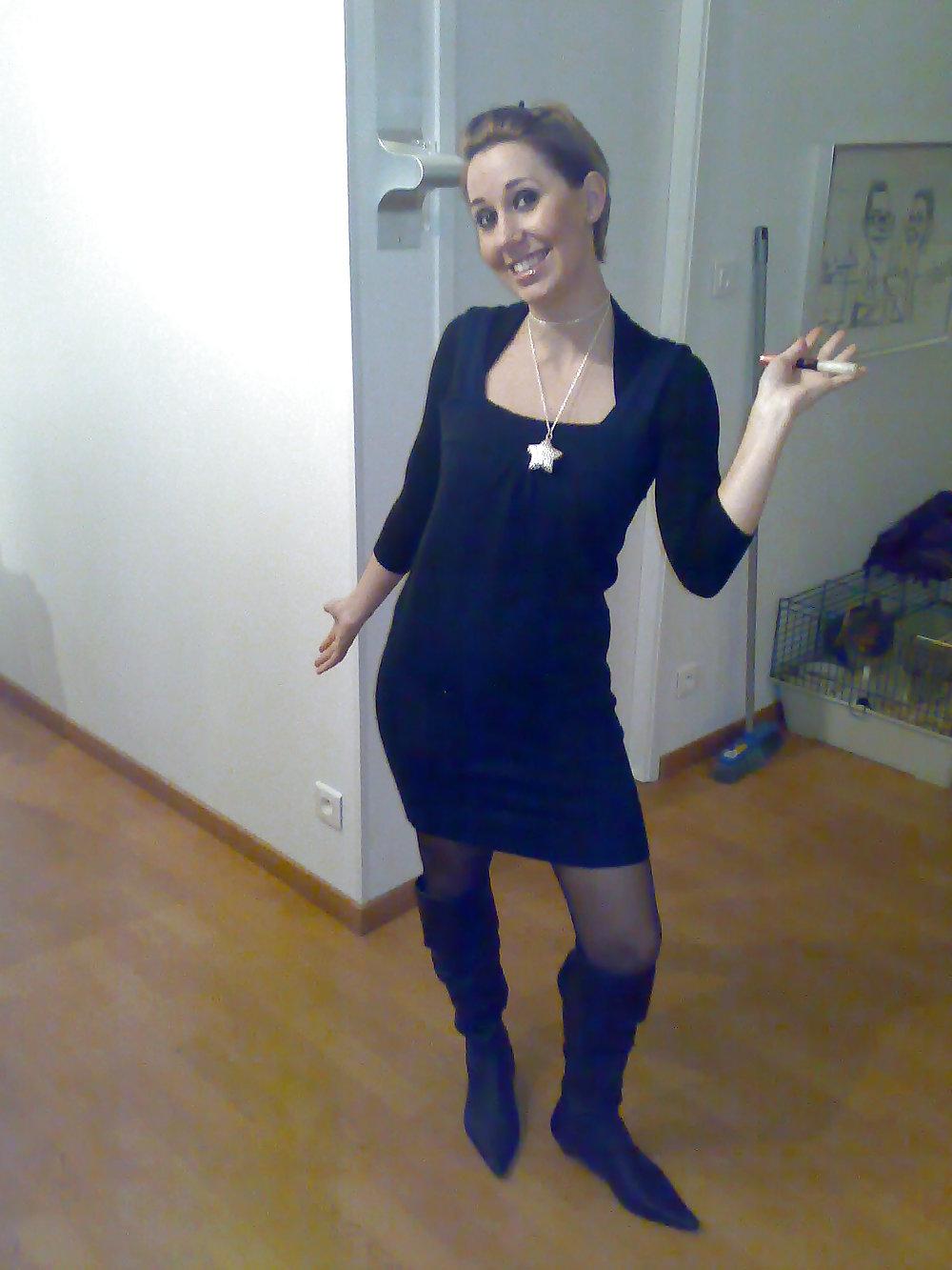 25P Babe in heels and stockings! great legs ..!