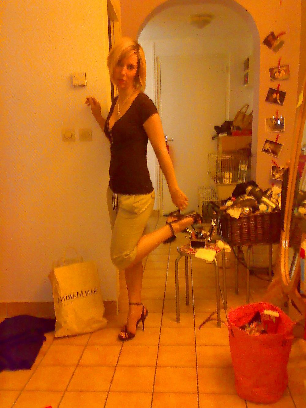 25P Babe in heels and stockings! great legs ..!