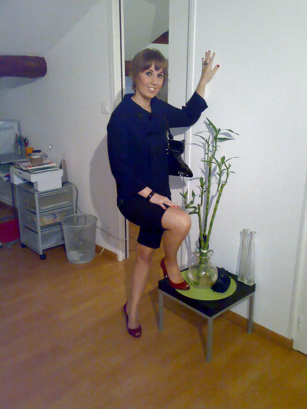 25P Babe in heels and stockings! great legs ..!