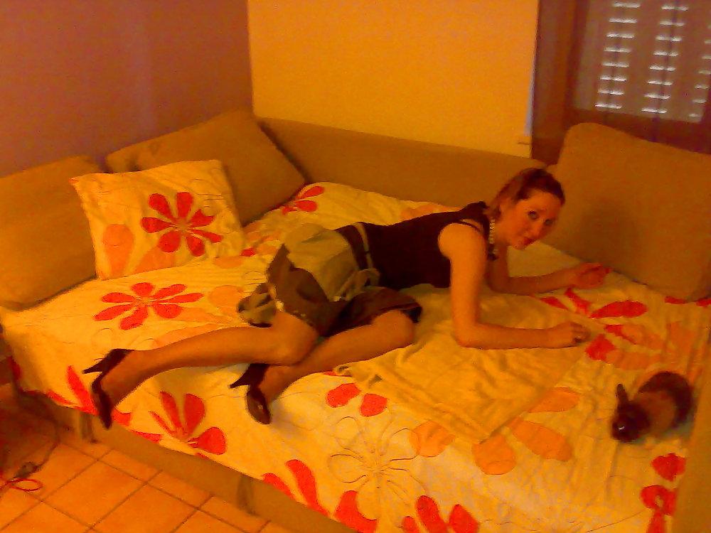 25P Babe in heels and stockings! great legs ..!