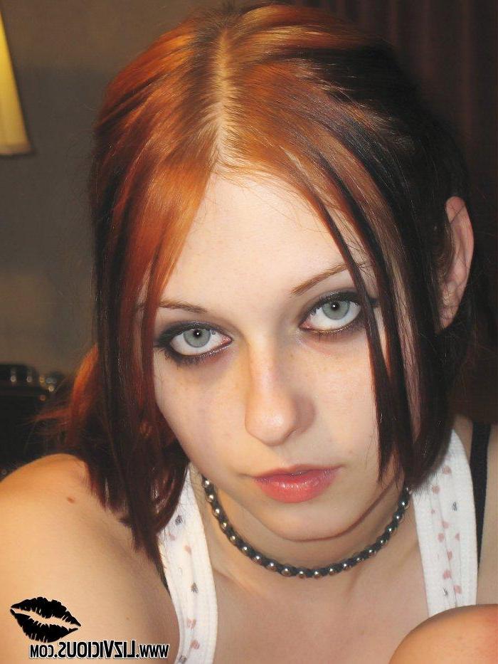 20P Pictures of Liz Vicious showing you her wet pussy in bed