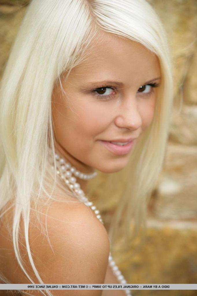 18P Blonde teen Dido A flaunts her naked body outside