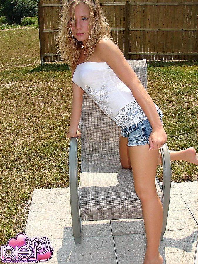 20P Pictures of teen Love Leia flaunting her sexy body outside