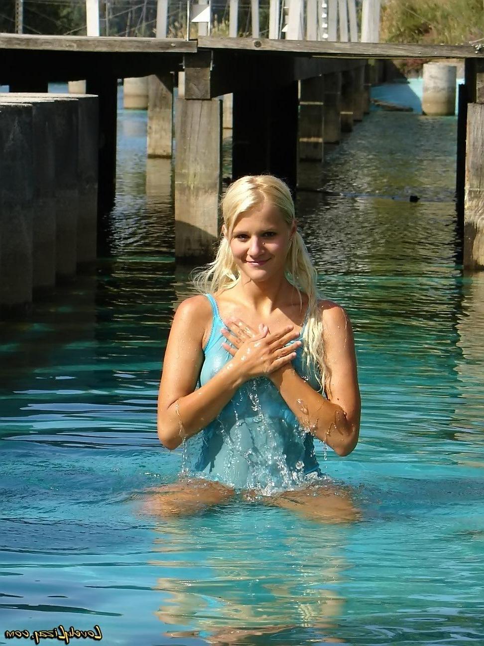 20P Pics of Lovely Lizzy getting herself all wet