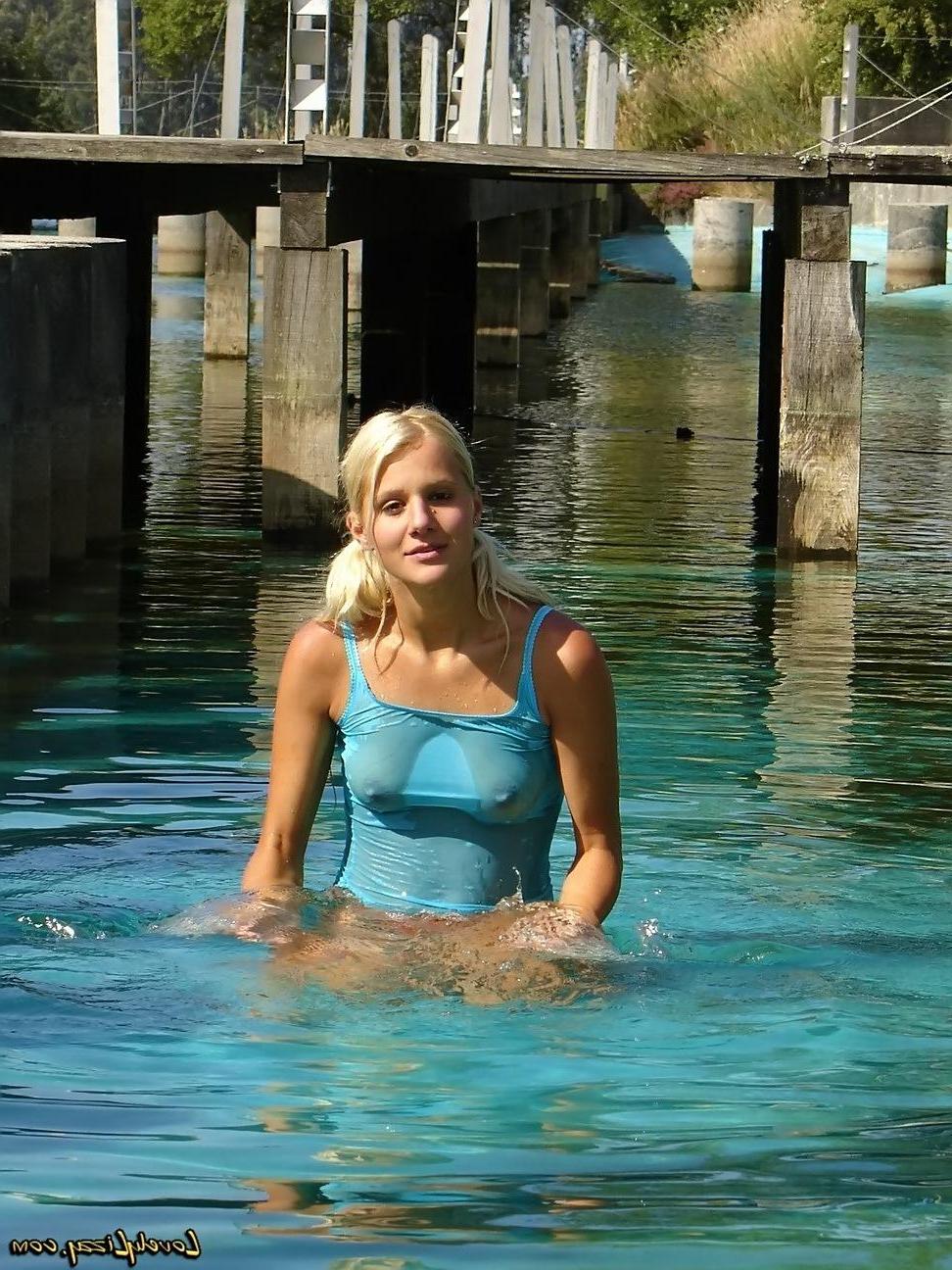20P Pics of Lovely Lizzy getting herself all wet