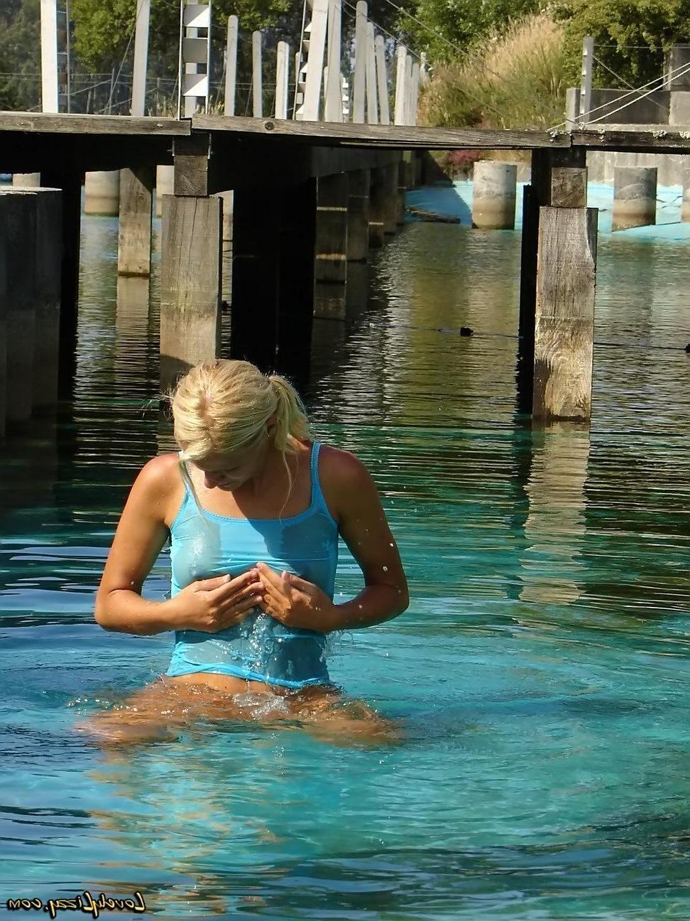 20P Pics of Lovely Lizzy getting herself all wet