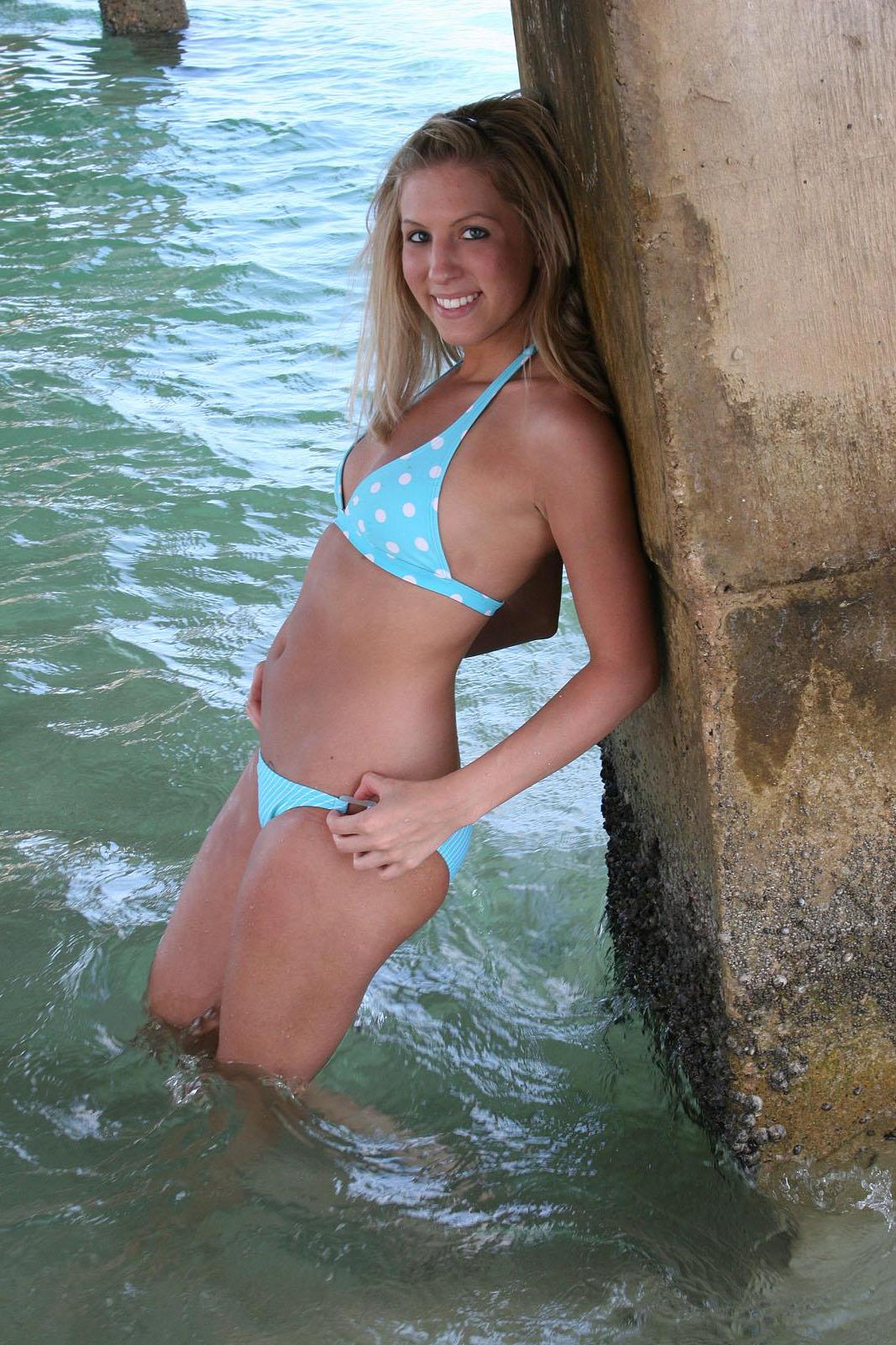 18P Pictures of Lucy Summers in a bikini