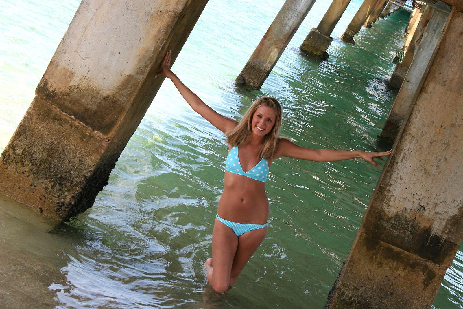 18P Pictures of Lucy Summers in a bikini
