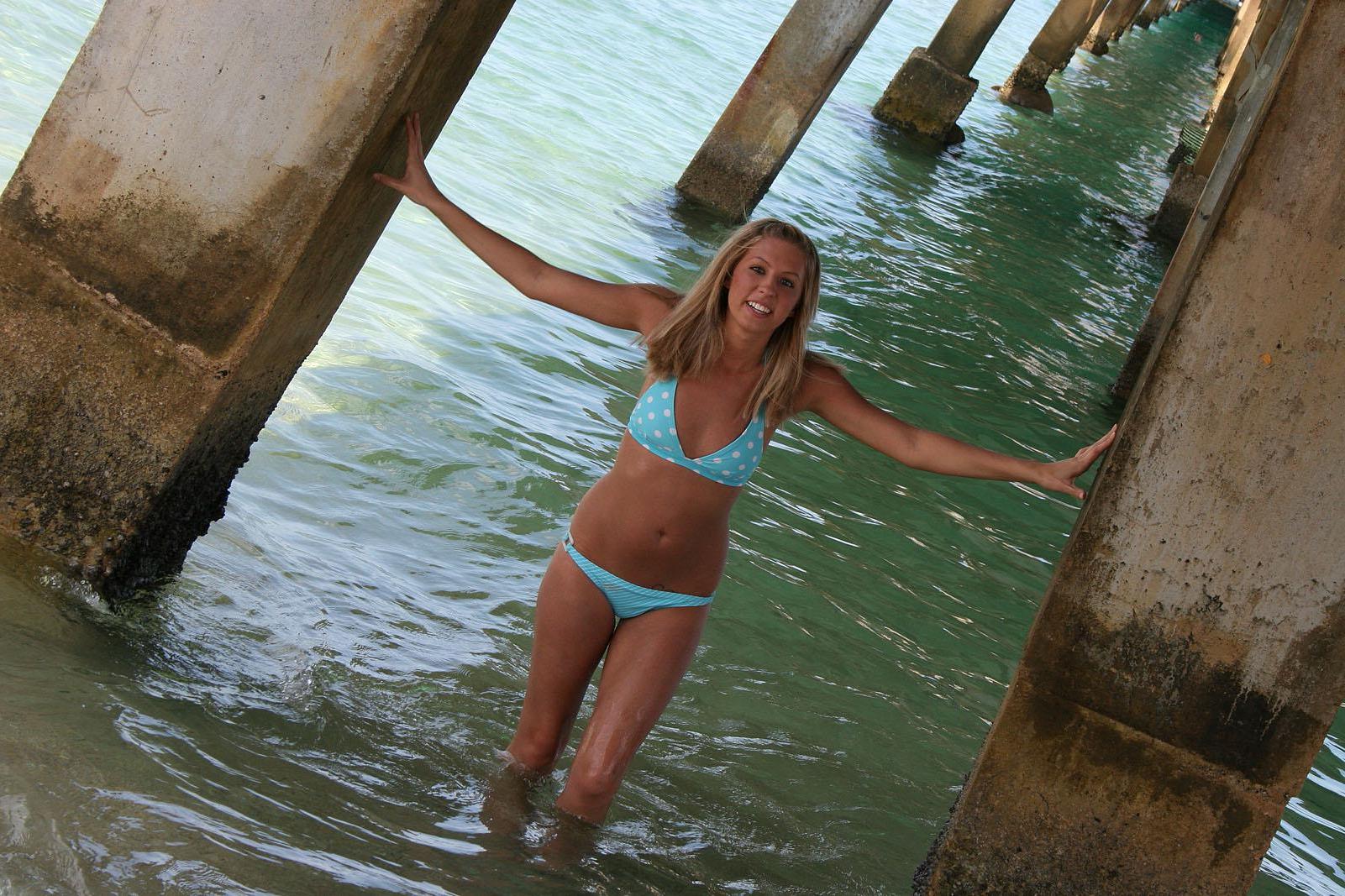 18P Pictures of Lucy Summers in a bikini