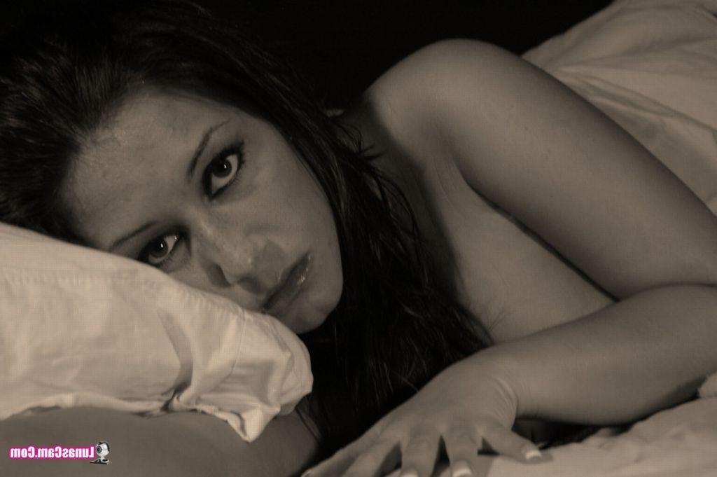 16P Pictures of Lunas Cam giving some black and white nudity
