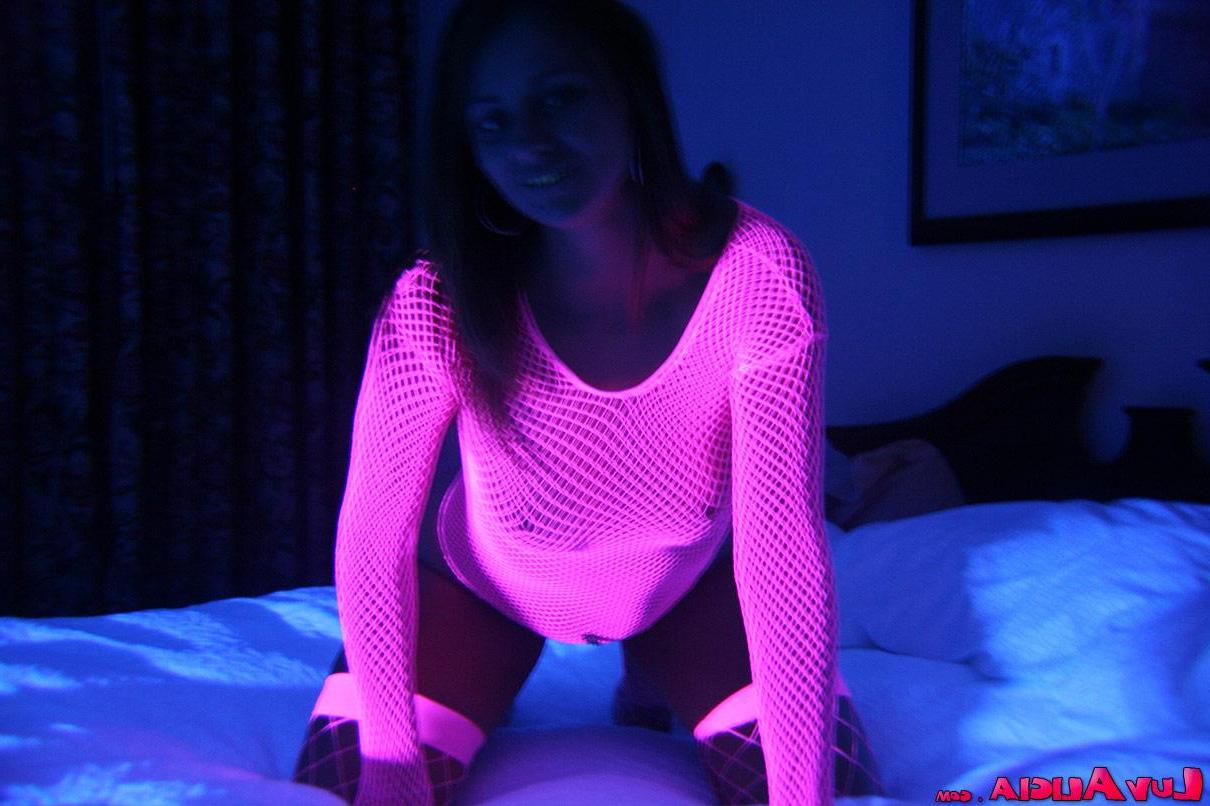 16P Pictures of teen Luv Alicia looking hot in neon