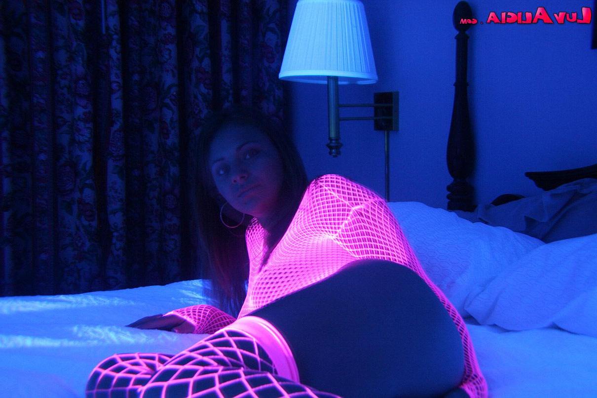 16P Pictures of teen Luv Alicia looking hot in neon