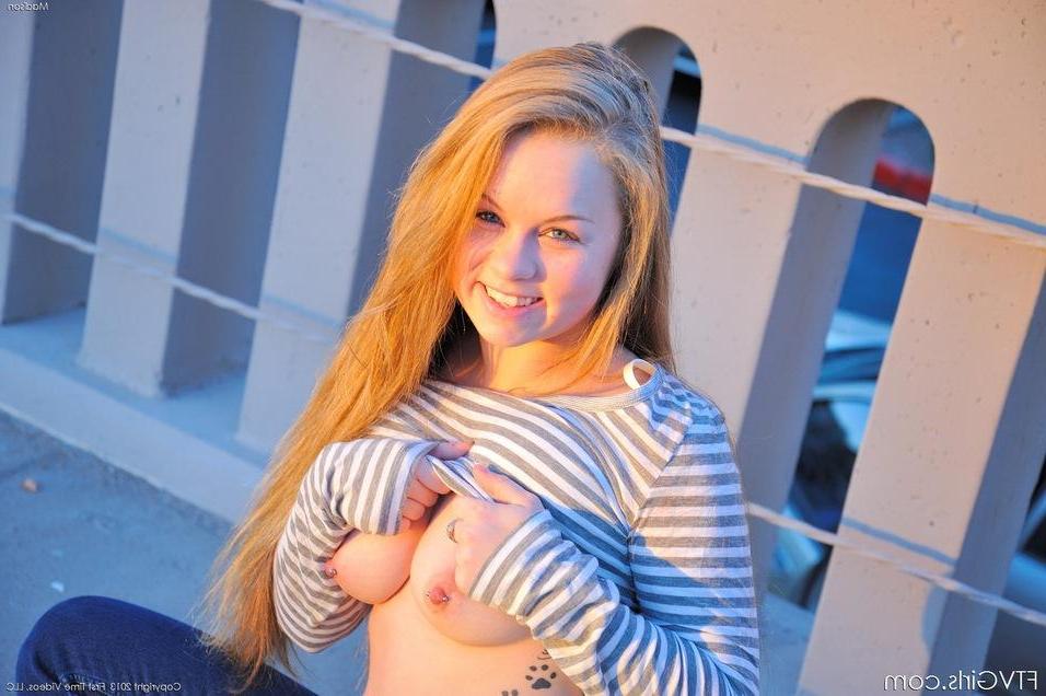 16P Pictures of blonde teen Madison masturbating with her shoe