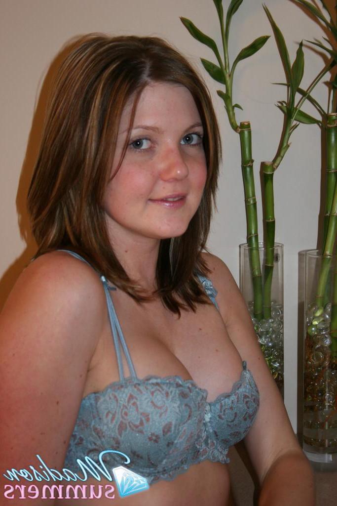 20P Pictures of teen girl Madison Summers playing with her pussy